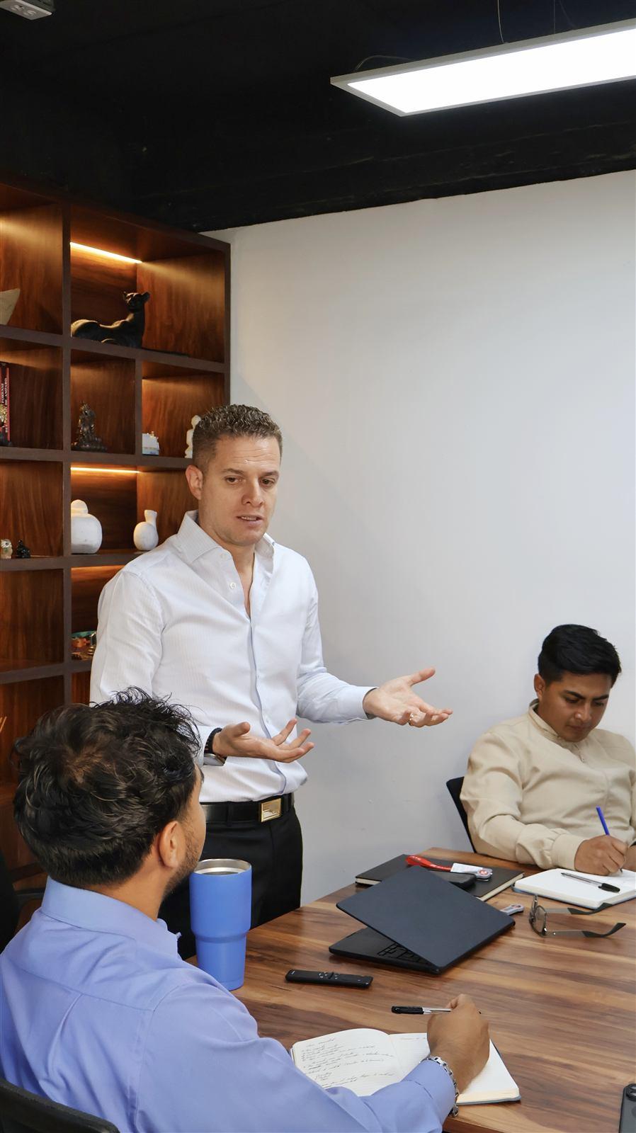 Asesor inmobiliario en reunión con propietario